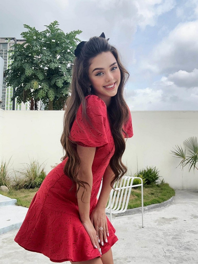 Vợ thủ môn Bùi Tiến Dũng khoe dáng chuẩn khi về dáng 'thần tốc' sau sinh