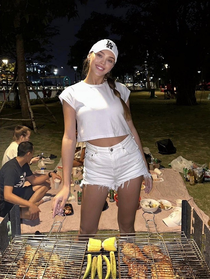 Vợ thủ môn Bùi Tiến Dũng khoe dáng chuẩn khi về dáng 'thần tốc' sau sinh