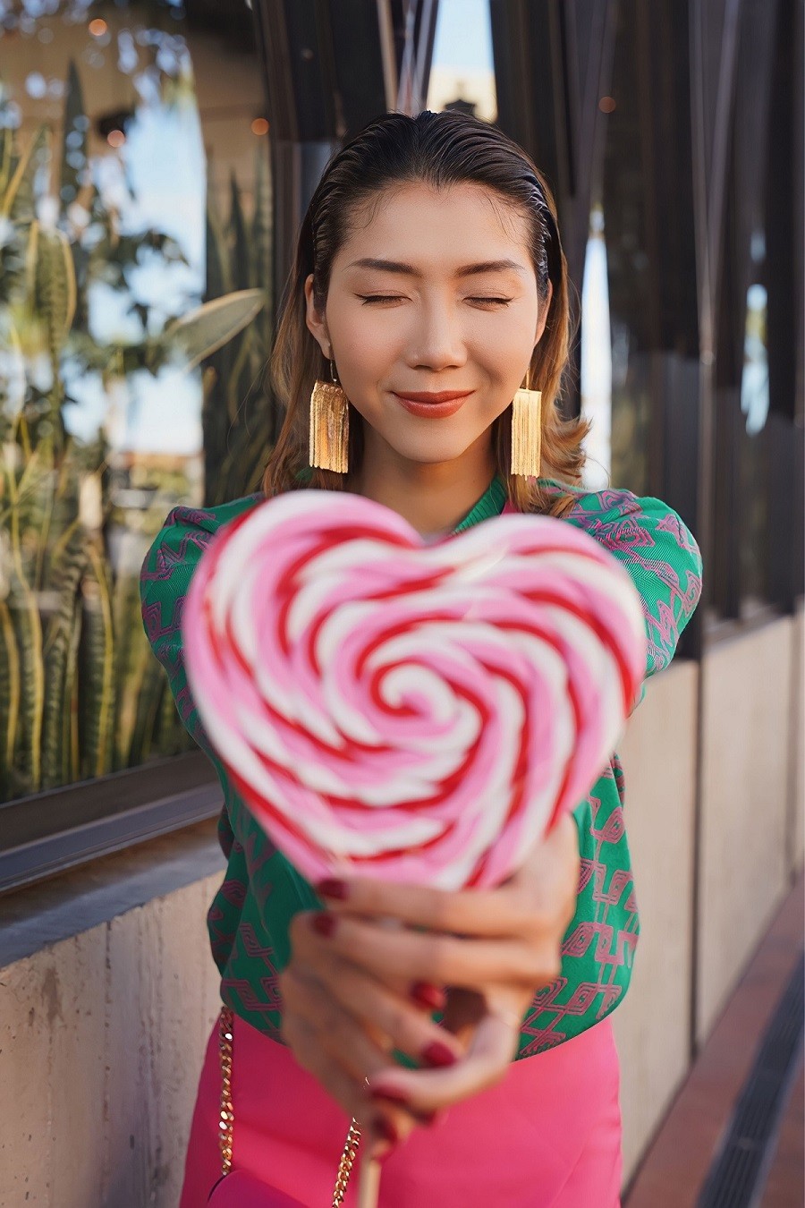 Ngọc Quyên cho biết cô nghĩ đến sự ngọt ngào, lãng mạn khi lên ý tưởng phối đồ dịp lễ Tình nhân. Bỏ qua những bữa tiệc sang trọng, cựu người mẫu thích đi dạo và thưởng thức các món ăn đường phố, nên cô chọn trang phục năng động, màu sắc nổi bật.