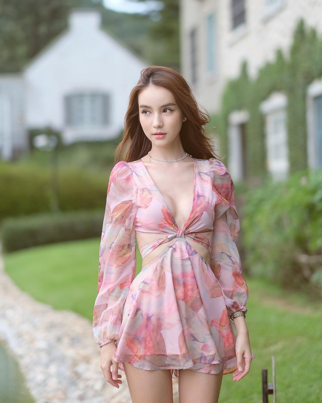 Sự nghiệp và vẻ đẹp 'thần tiên tỷ tỷ' của Hoa hậu chuyển giới Thái Lan 2017