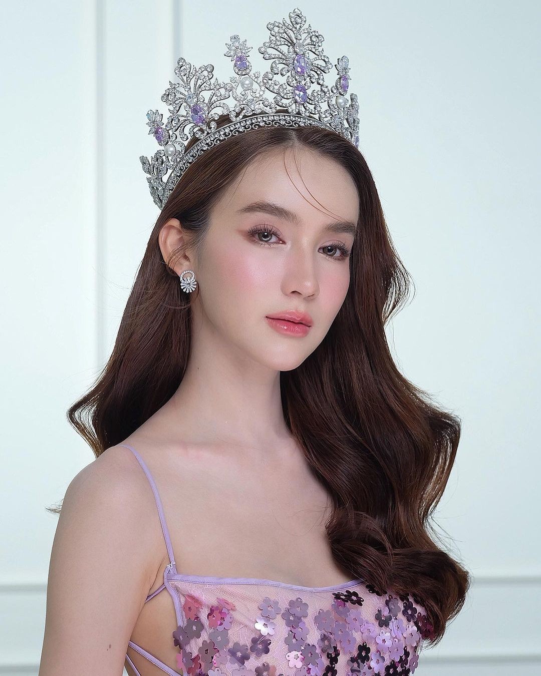 Sự nghiệp và vẻ đẹp 'thần tiên tỷ tỷ' của Hoa hậu chuyển giới Thái Lan 2017