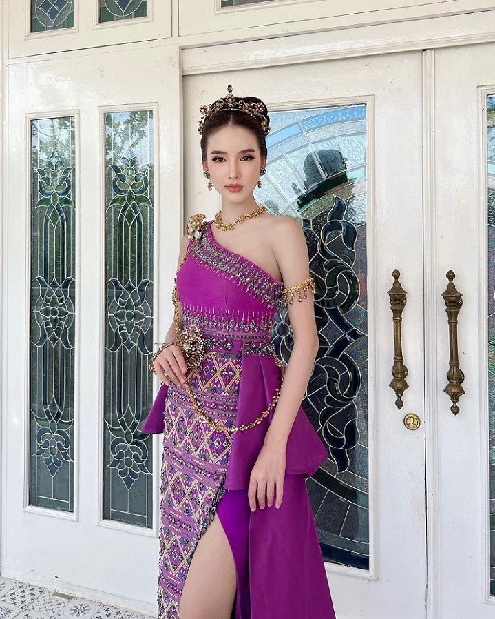 Sự nghiệp và vẻ đẹp 'thần tiên tỷ tỷ' của Hoa hậu chuyển giới Thái Lan 2017