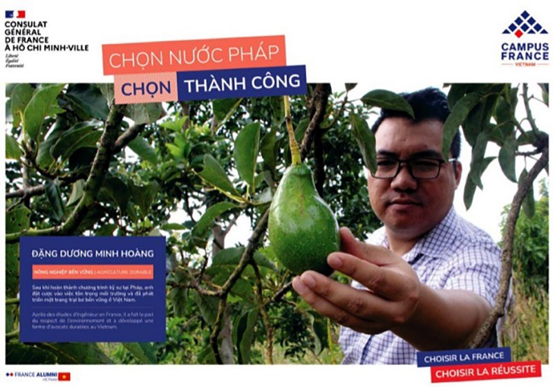 Starup Đặng Dương Minh Hoàng trong một poster quảng cáo của Tổng Lãnh sự Pháp tại cuộc thi “Chọn nước Pháp, chọn thành công” và đoạt giải thưởng cao nhất (Ảnh: ML).
