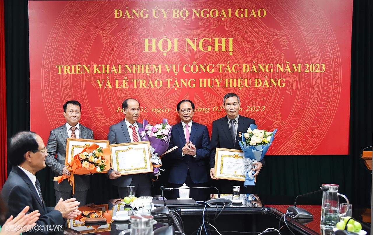 Đồng chí Bùi Thanh Sơn, Ủy viên Trung ương Đảng, Bộ trưởng Ngoại giao, Bí thư Đảng ủy Bộ Ngoại giao đã trao Huy hiệu 30 năm tuổi đảng cho các đảng viên thuộc các tổ chức đảng trực thuộc ở trong nước. (Ảnh: Tuấn Anh)