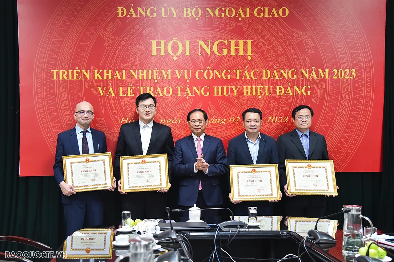 Đồng chí Bùi Thanh Sơn, Ủy viên Trung ương Đảng, Bộ trưởng Ngoại giao, Bí thư Đảng ủy Bộ Ngoại giao trao Bằng khen của Bộ trưởng Ngoại giao cho các tập thể, cá nhân có thành tích xuất sắc trong triển khai Cuộc thi viết chính luận về bảo vệ nền tảng tư tưởng của Đảng, đấu tranh phản bác các quan điểm sai trái, thù địch năm 2022. (Ảnh: Tuấn Anh)