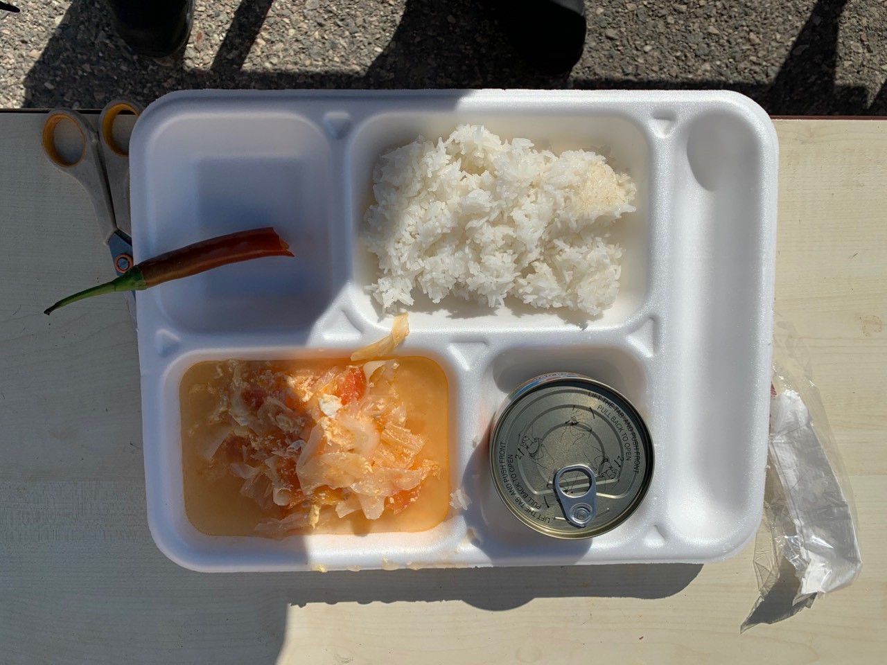 (02.14) Bữa ăn đạm bạc của các thành viên đội cứu nạn, cứu hộ Bộ Công an Việt Nam tại thành phố Adiyaman, Thổ Nhĩ Kỳ. (Nguồn: Cục Cảnh sát Phòng cháy chữa cháy & cứu nạn cứu hộ)