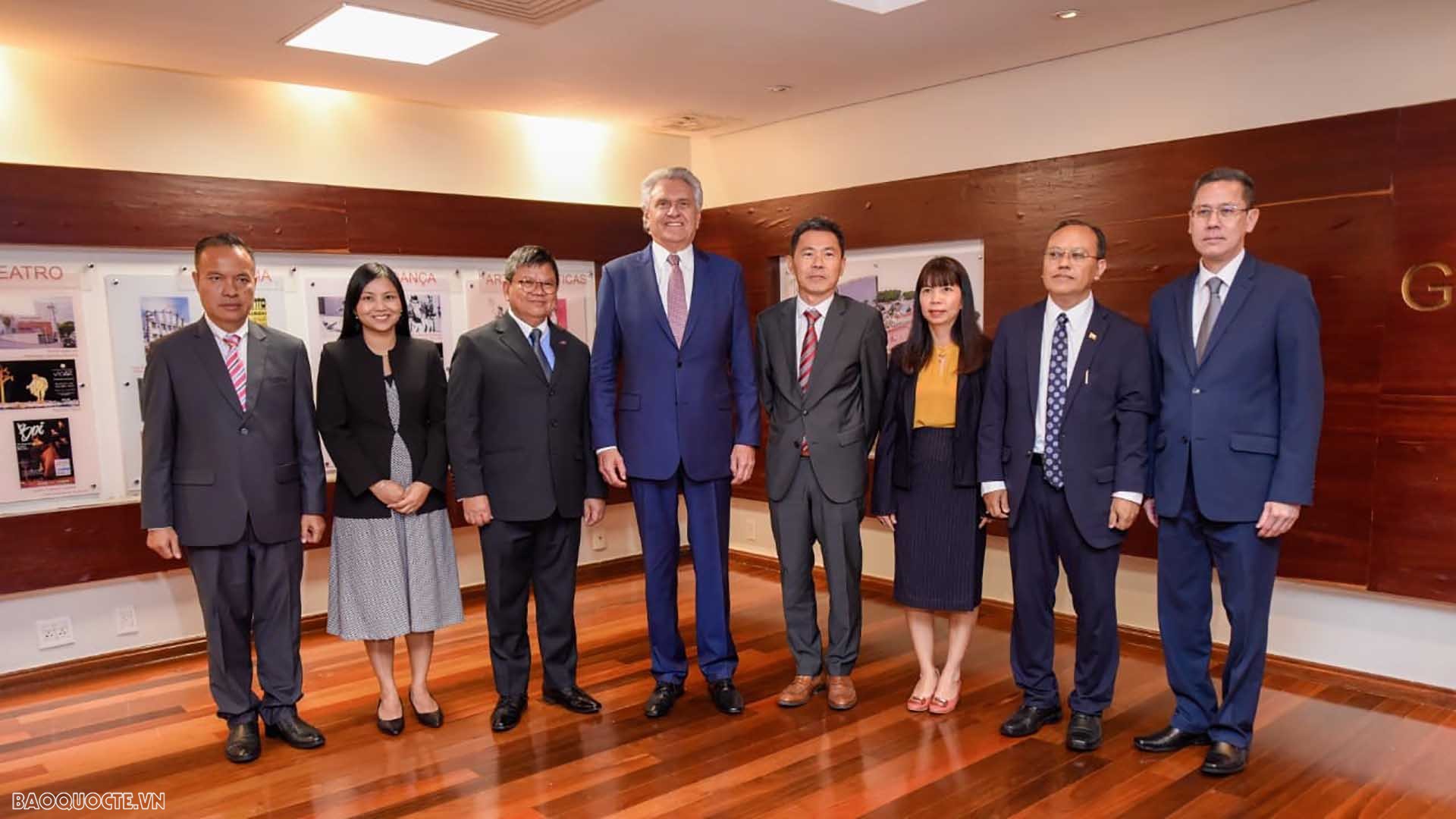 Các Đại sứ chụp cùng Thống đốc bang Ronaldo Caiado. Các Đại sứ chụp cùng Thống đốc bang Ronaldo Caiado.