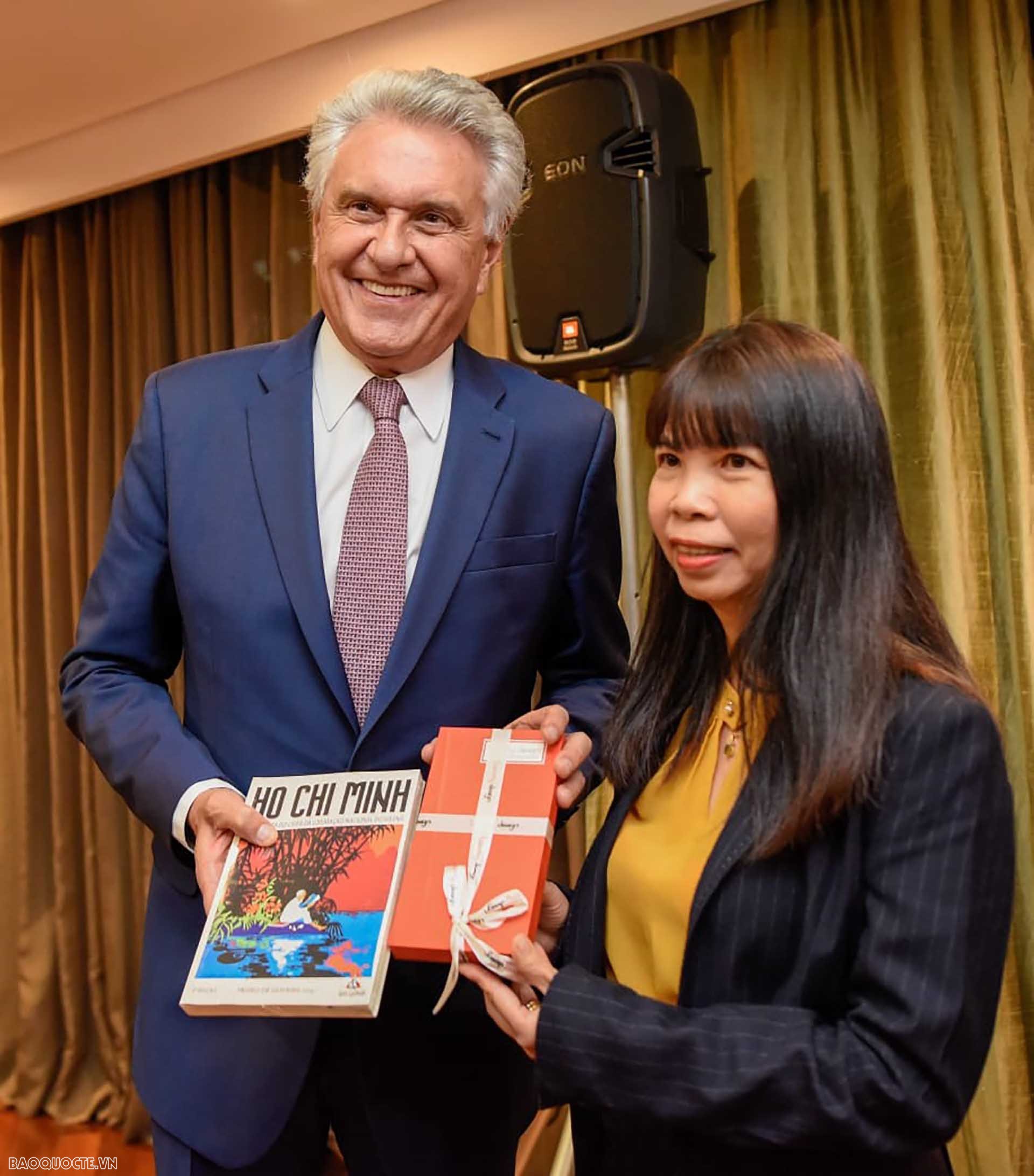 Đại sứ Phạm Thị Kim Hoa và Thống đốc bang Ronaldo Caiado. Đại sứ Phạm Thị Kim Hoa và Thống đốc bang Ronaldo Caiado.