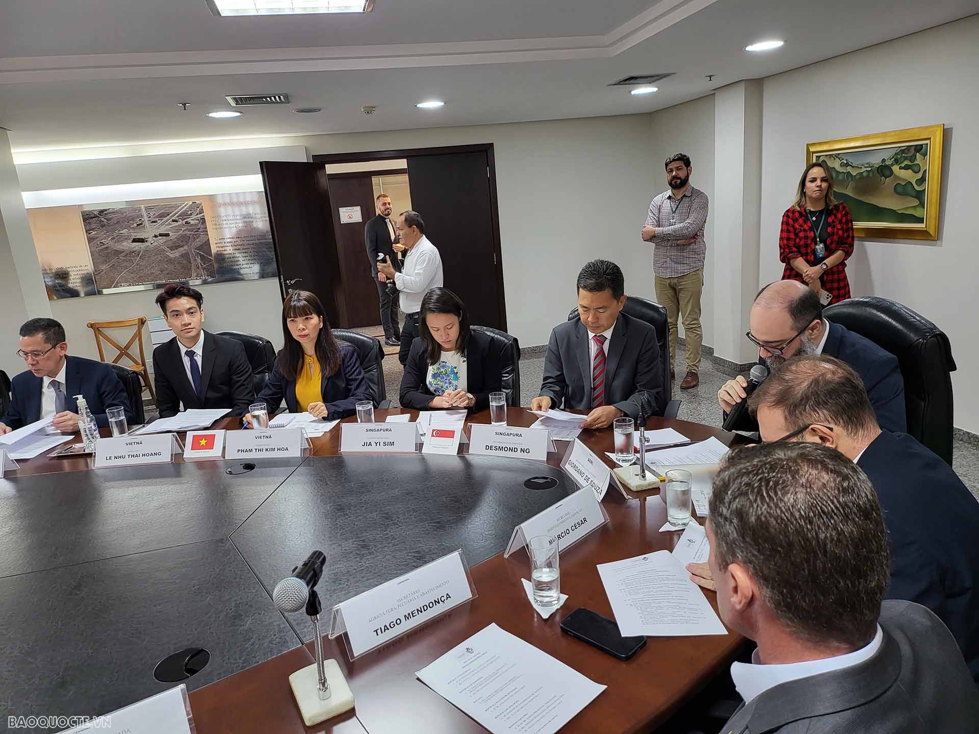 Đại sứ Phạm Thị Kim Hoa làm việc với Thư ký theo lĩnh vực và các doanh nghiệp. Đại sứ Phạm Thị Kim Hoa làm việc với Thư ký theo lĩnh vực và các doanh nghiệp.