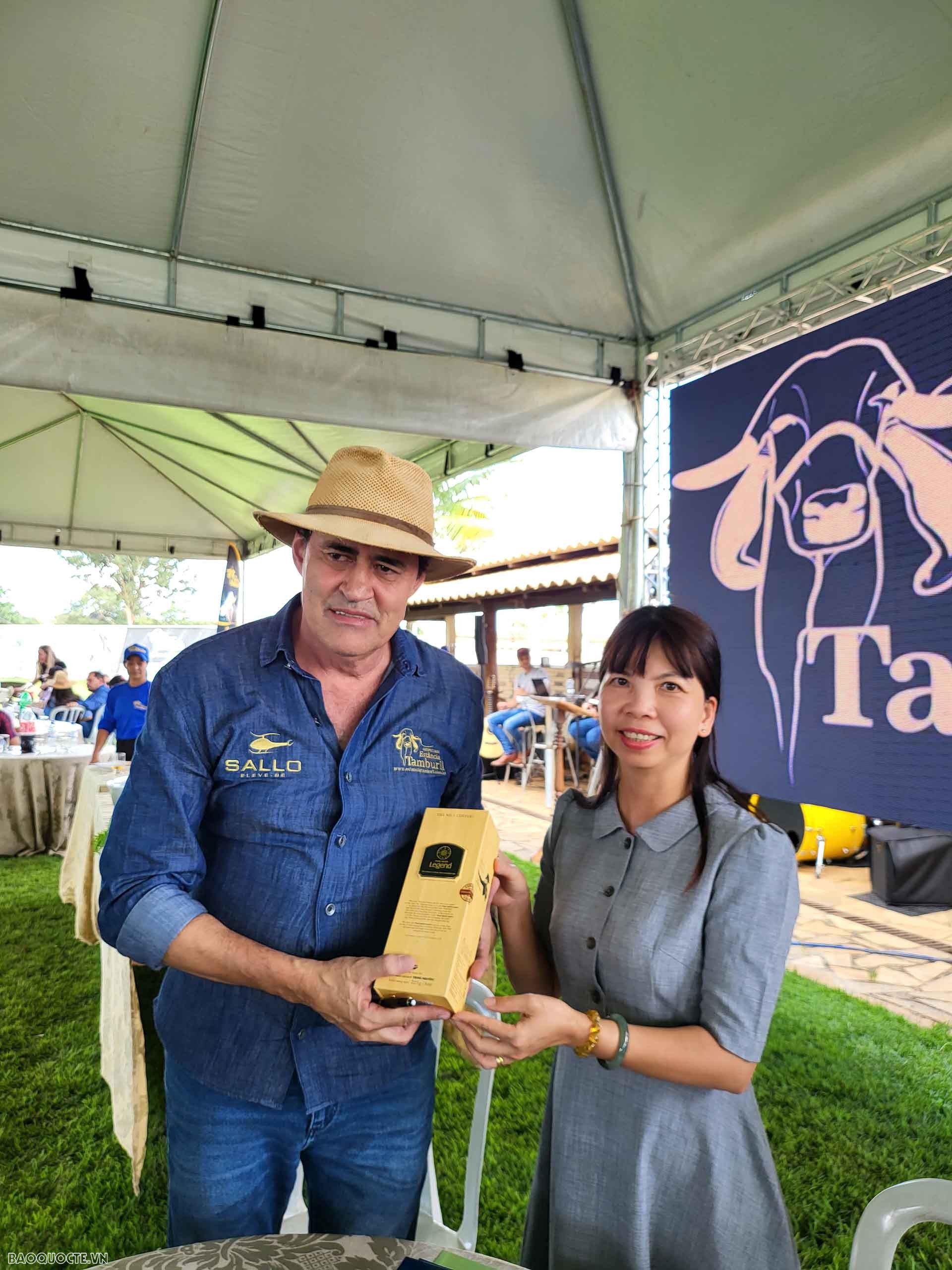 Đại sứ Phạm Thị Kim Hoa chụp cùng với chủ nông trại bò. Đại sứ Phạm Thị Kim Hoa chụp cùng với chủ nông trại bò.