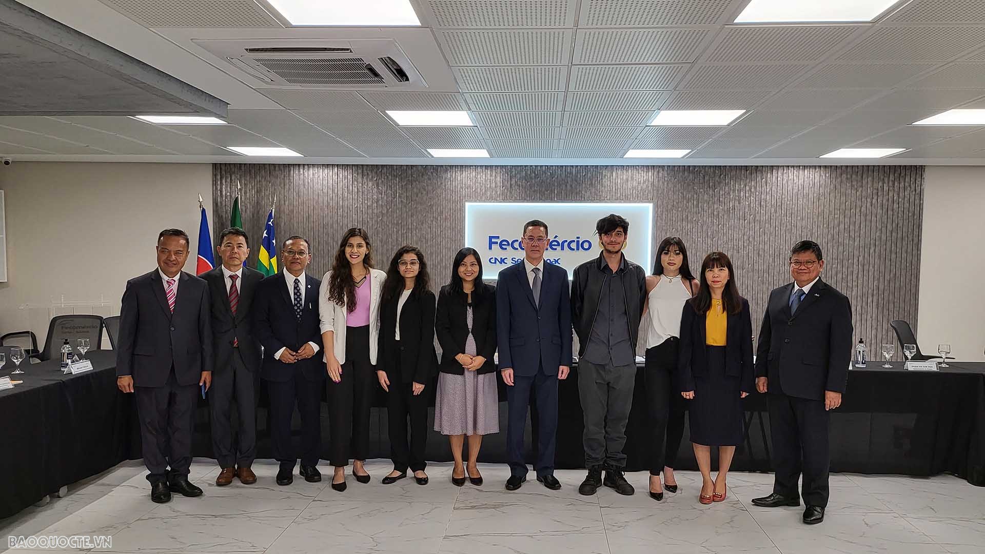 Đại sứ Phạm Thị Kim Hoa chụp cùng với Fecomércio. Đại sứ Phạm Thị Kim Hoa chụp cùng với Fecomércio.