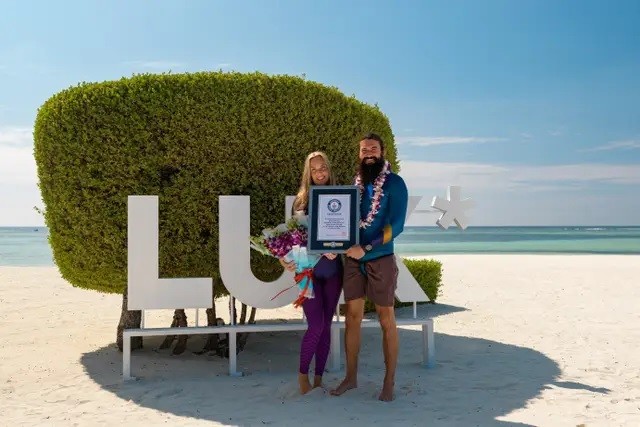 Nụ hôn hơn 4 phút của đôi tình nhân dưới biển lập Kỷ lục thế giới