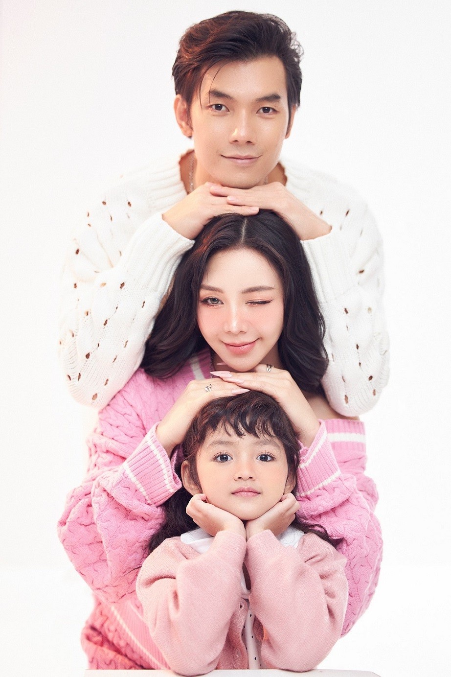 Đừng làm mẹ cáu: Quỳnh Kool, Nhan Phúc Vinh, bé Happi thực hiện bộ ảnh ngày Valentine tặng khán giả