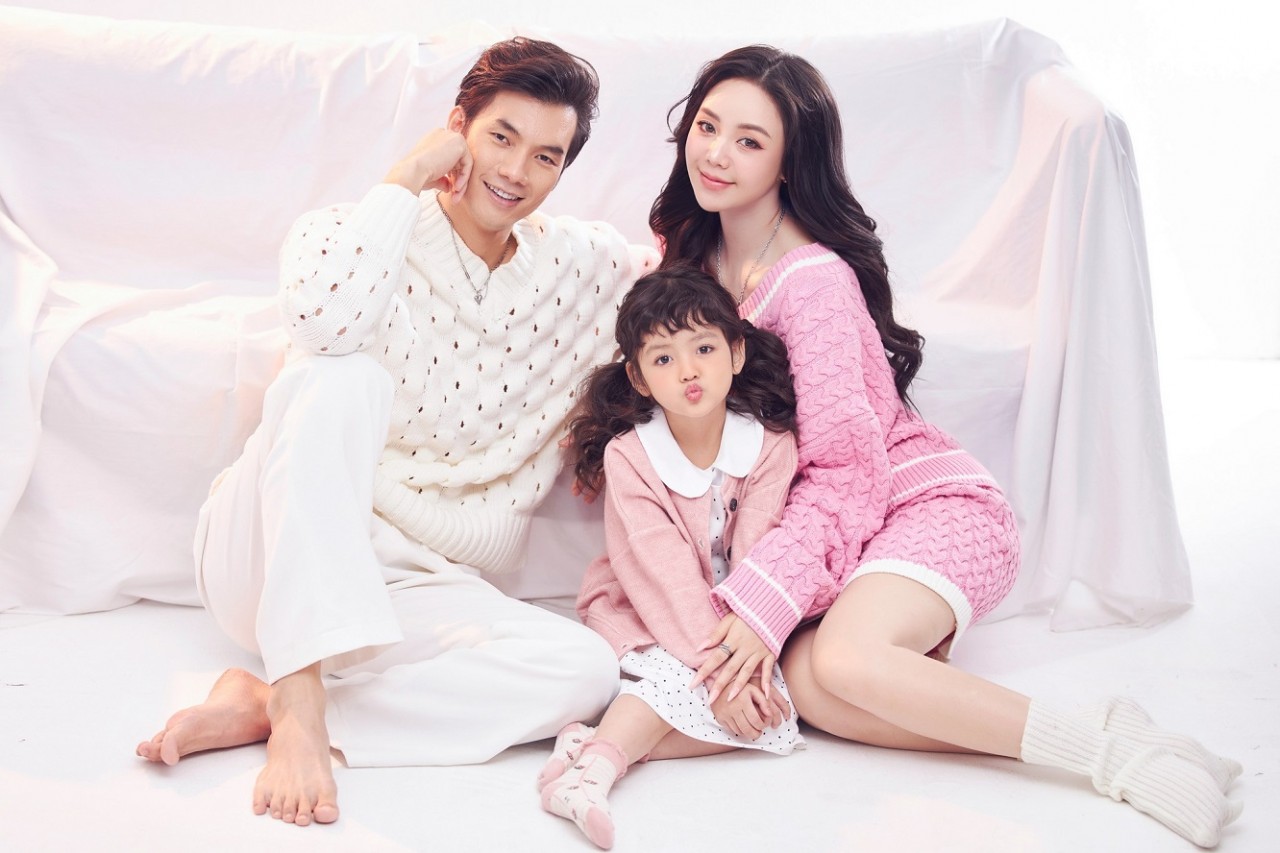 Đừng làm mẹ cáu: Quỳnh Kool, Nhan Phúc Vinh, bé Happi thực hiện bộ ảnh ngày Valentine tặng khán giả