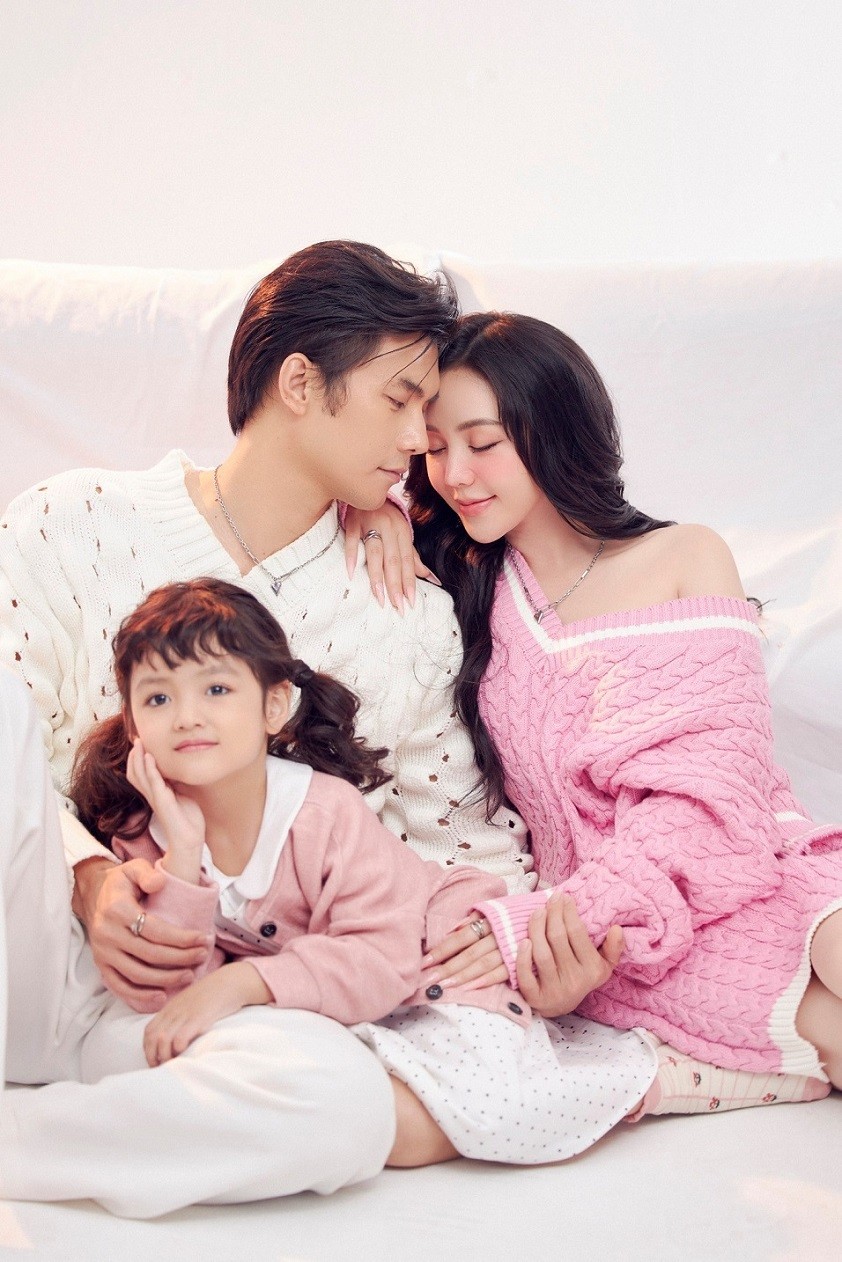 Đừng làm mẹ cáu: Quỳnh Kool, Nhan Phúc Vinh, bé Happi thực hiện bộ ảnh ngày Valentine tặng khán giả