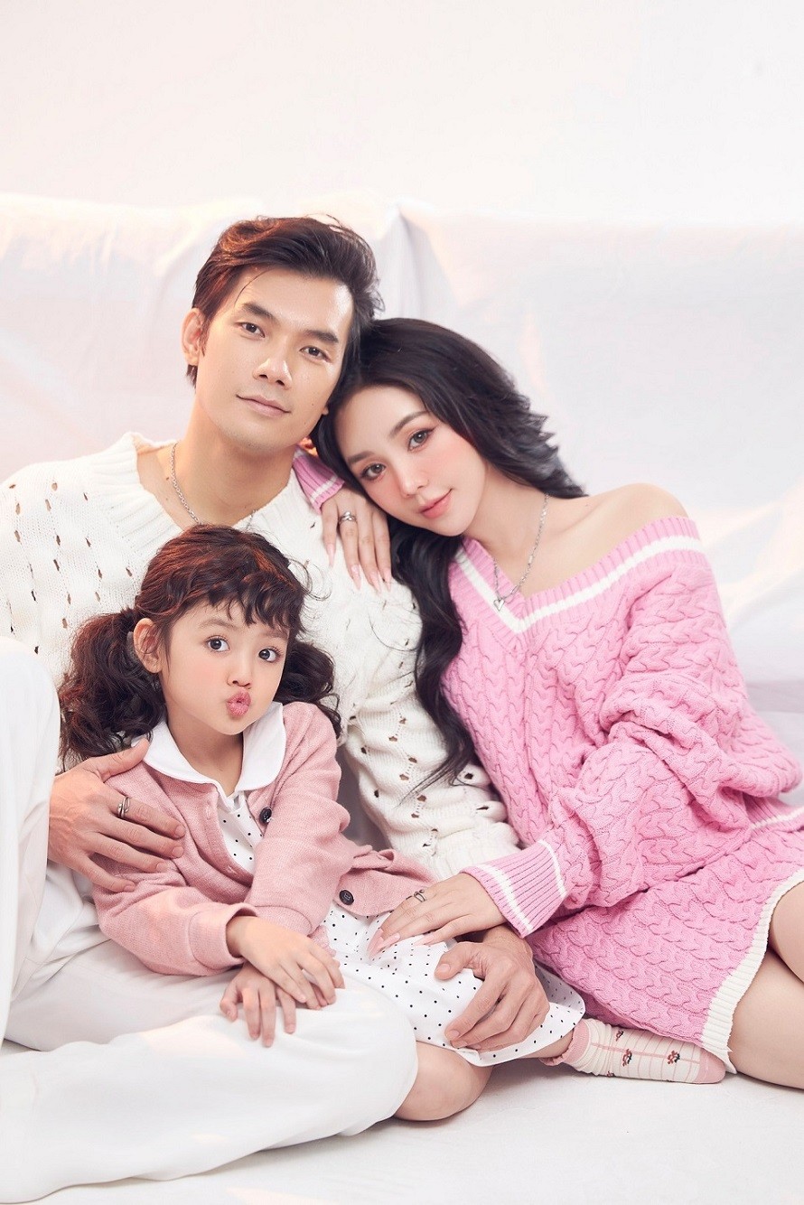 Đừng làm mẹ cáu: Quỳnh Kool, Nhan Phúc Vinh, bé Happi thực hiện bộ ảnh ngày Valentine tặng khán giả