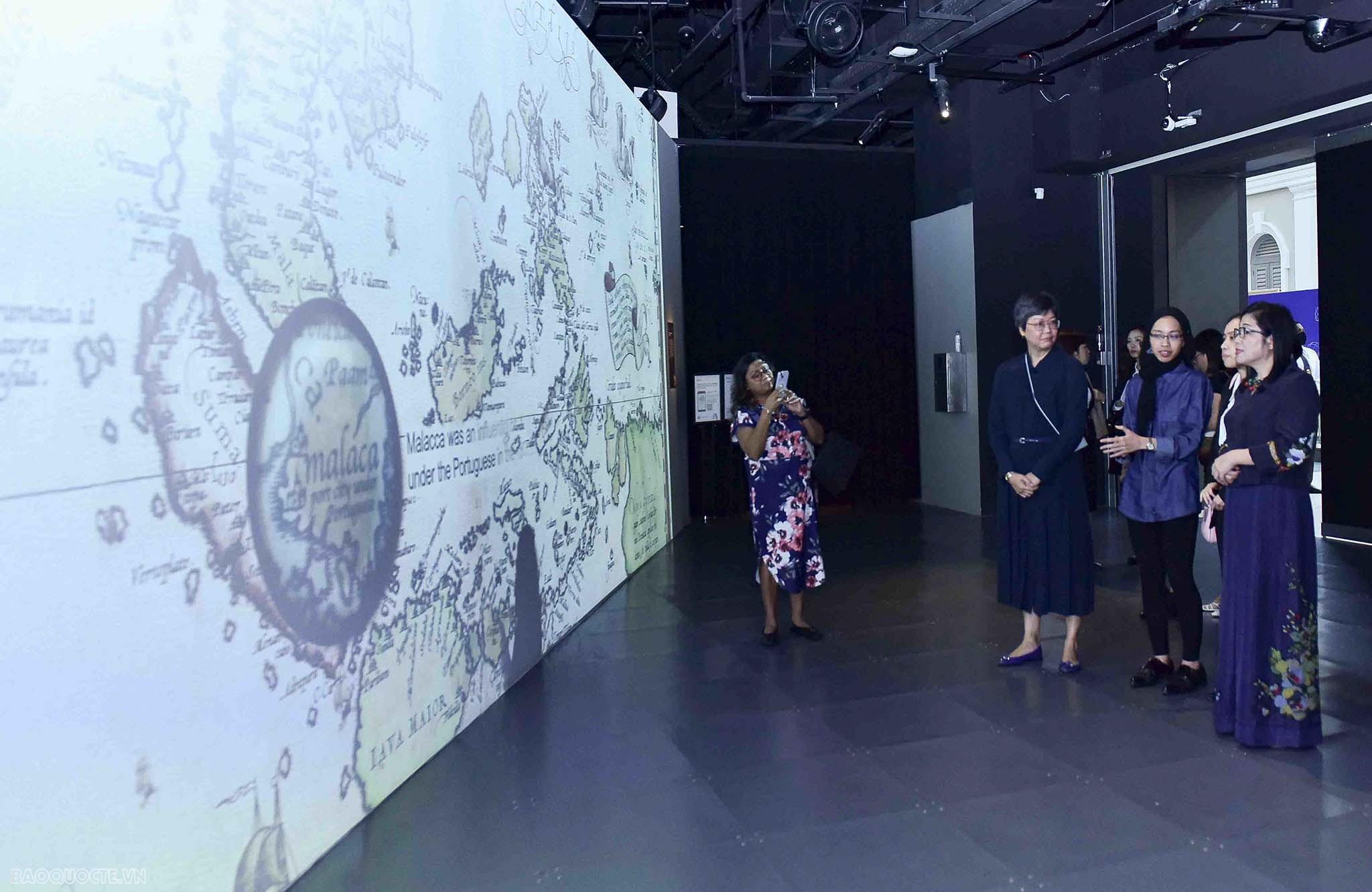 Bà Lê Thị Bích Trân tìm hiểu lịch sử, văn hoá và thăm nơi giúp đỡ trẻ em khuyết tật ở Singapore và Brunei