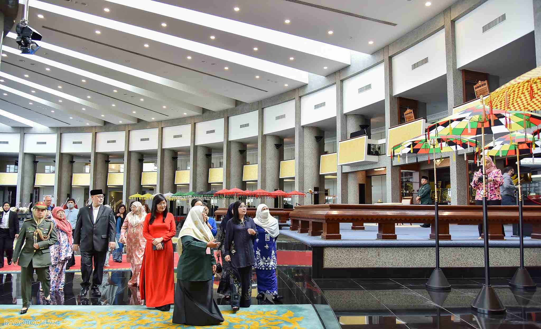 Bà Lê Thị Bích Trân tìm hiểu lịch sử, văn hoá và thăm nơi giúp đỡ trẻ em khuyết tật ở Singapore và Brunei