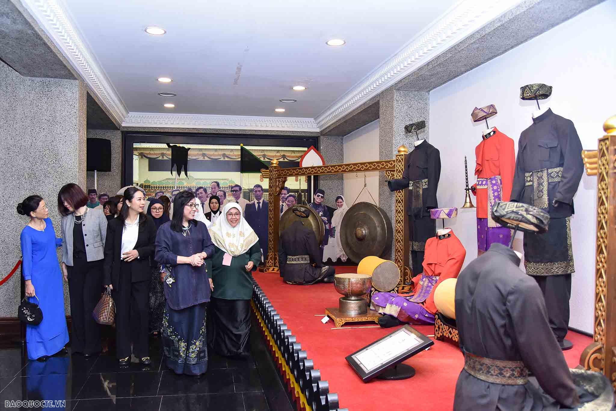 Bà Lê Thị Bích Trân tìm hiểu lịch sử, văn hoá và thăm nơi giúp đỡ trẻ em khuyết tật ở Singapore và Brunei