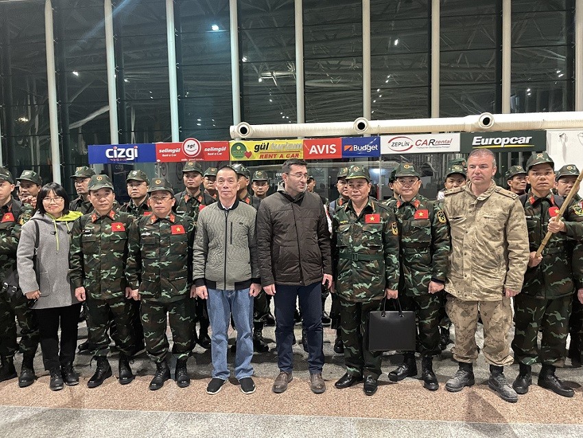 (02.14) Đại sứ Đỗ Sơn Hải (áo xám, giữa) đón đoàn cứu nạn, cứu hộ của Quân đội Nhân dân Việt Nam tại sân bay tỉnh Hatay, Thổ Nhĩ Kỳ tới làm nhiệm vụ. (Nguồn: Cục Cảnh sát phòng cháy chữa cháy & cứu nạn cứu hộ)