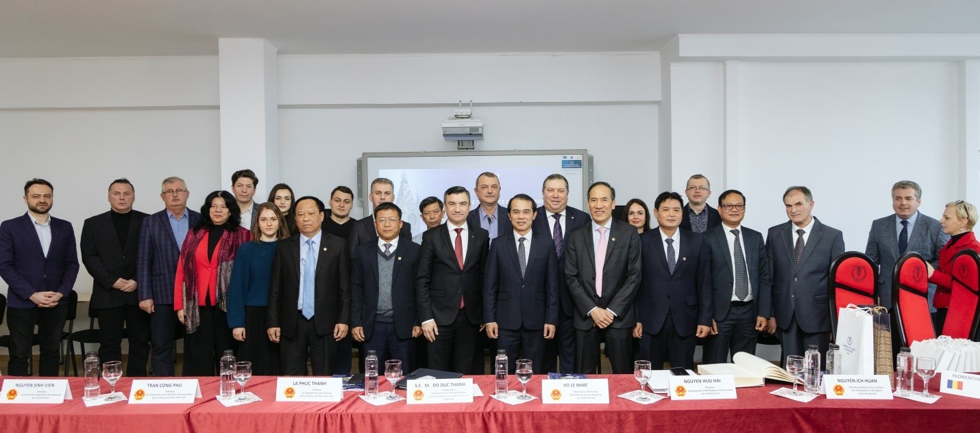 Các đại biểu tham dự Bàn tròn chụp ảnh lưu niệm. Các đại biểu tham dự Bàn tròn chụp ảnh lưu niệm.