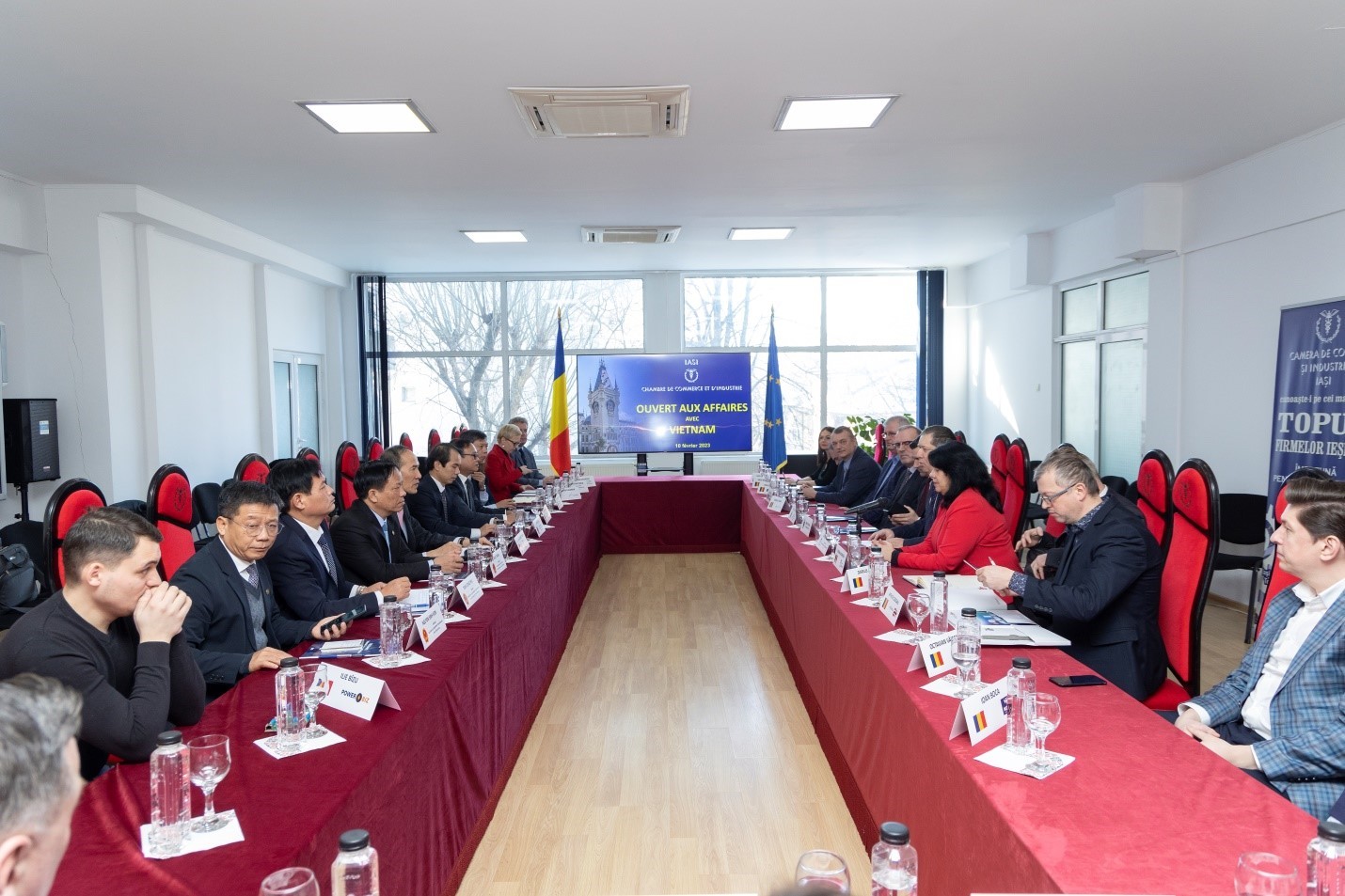 Quang cảnh Bàn tròn “Mở cửa làm ăn với Việt Nam”. Quang cảnh Bàn tròn “Mở cửa làm ăn với Việt Nam”.