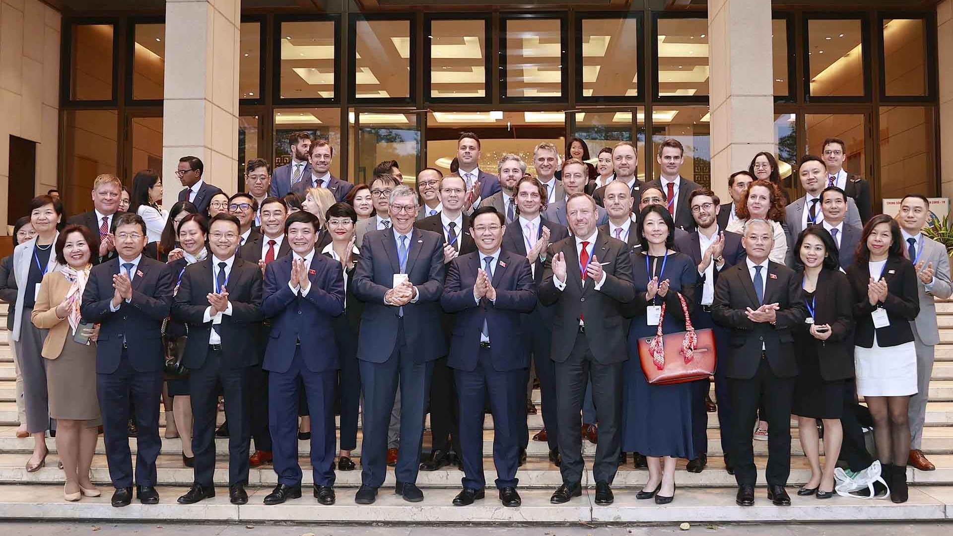 chu tich quoc hoi lam viec voi doan hoi dong kinh doanh euasean va eurocham