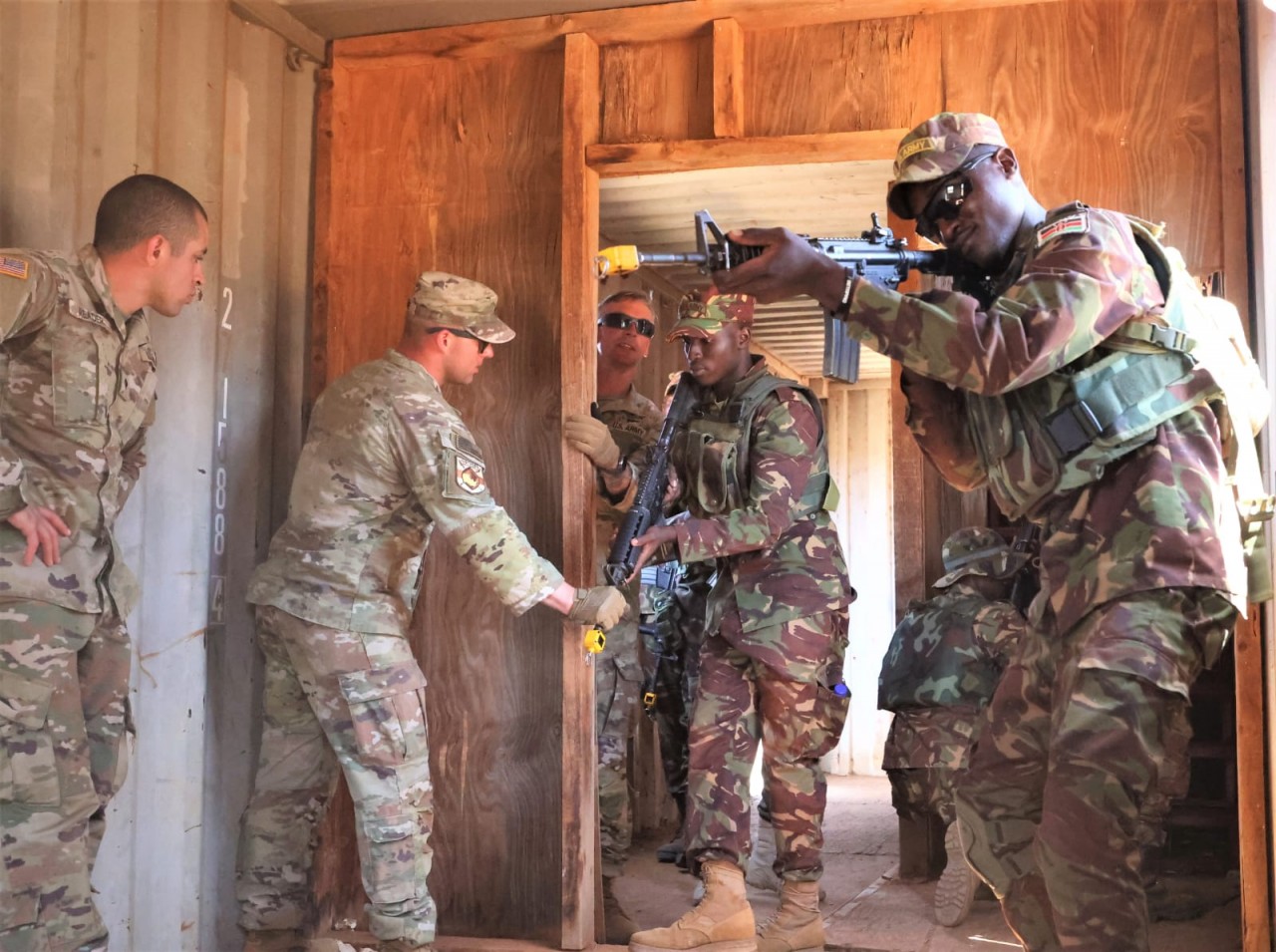 Hơn 20 quốc gia từ ba châu lục đang tham gia cuộc tập trận quân sự do Mỹ hậu thuẫn ở tỉnh Isiolo, miền Đông Kenya từ ngày 13-24/2. (Nguồn: MOD)