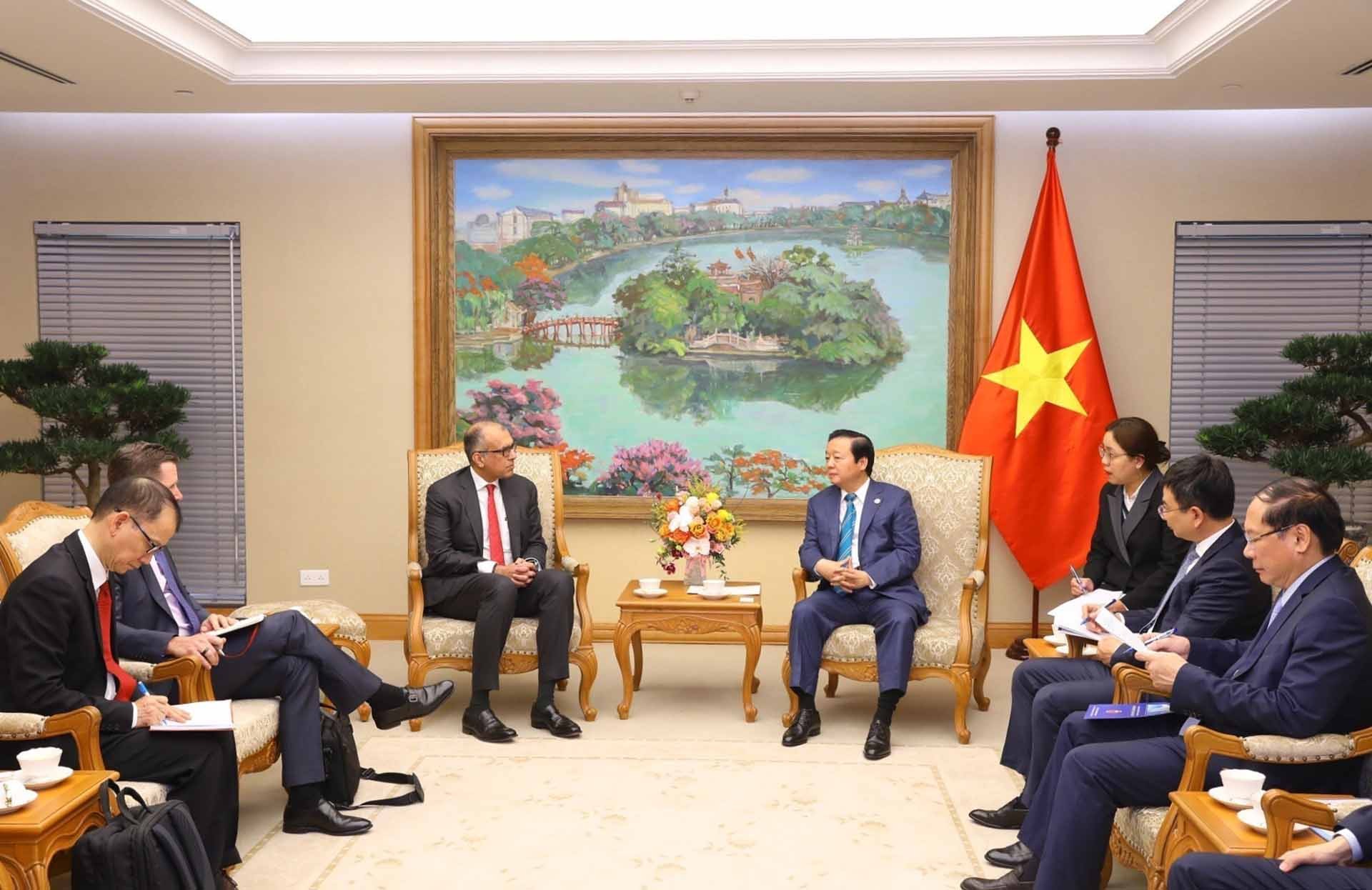 Phó Thủ tướng Trần Hồng Hà tiếp ông Surendra Rosha, đồng Tổng giám đốc điều hành khu vực châu Á-Thái Bình Dương của ngân hàng HSBC. (Nguồn: TTXVN)