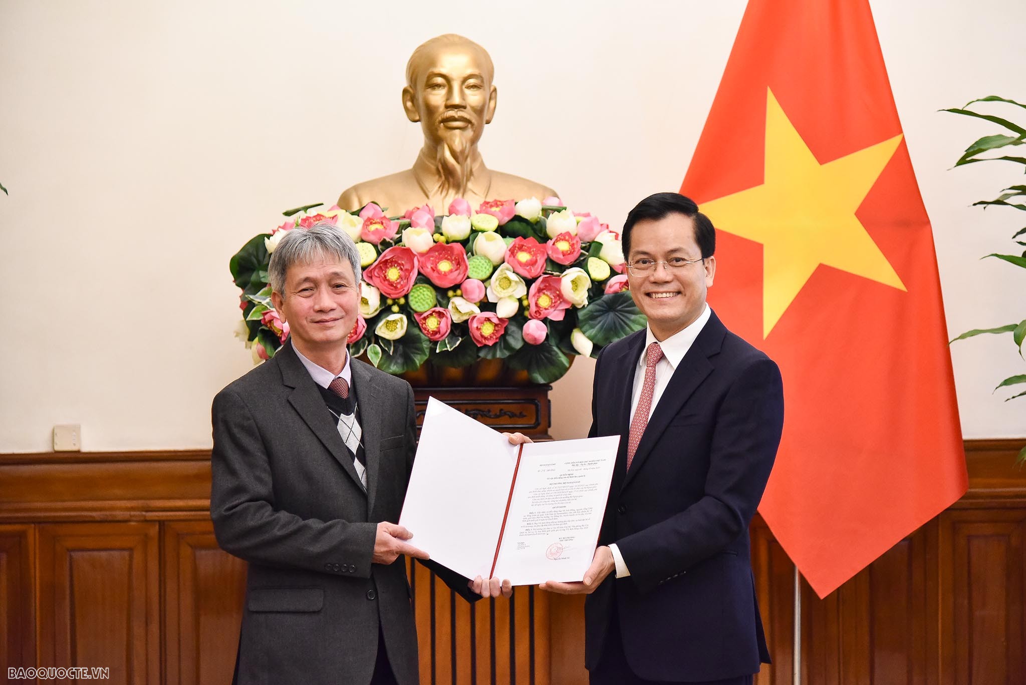 Tại buổi lễ, Thứ trưởng Ngoại giao Hà Kim Ngọc trao quyết định tiếp nhận và điều động ông Vũ Anh Dũng, nguyên Tổng Lãnh sự, Tổng Lãnh sự quán Việt Nam tại Savannakhet, Lào, kết thúc nhiệm kỳ về nước, giữ chức Phó Vụ trưởng, Vụ Thông tin, Tuyên truyền và Tư lệnh, Uỷ ban Biên giới quốc gia.