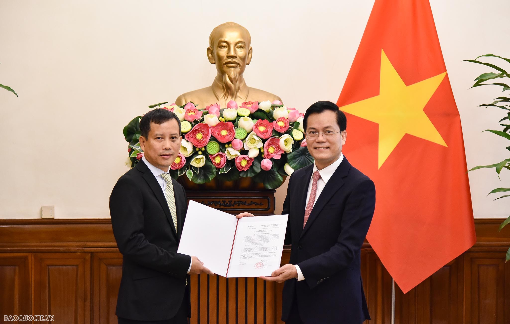 Thứ trưởng Ngoại giao Hà Kim Ngọc trao quyết định tiếp nhận và điều động ông Lê Hải Triều, nguyên Phó Tổng Lãnh sự- Người thứ 2, Tổng Lãnh sự quán Việt Nam tại Hongkong , Trung Quốc  kết thúc nhiệm kỳ về nước giữ chức Phó Vụ trưởng, Phó Chánh Thanh tra Bộ. 