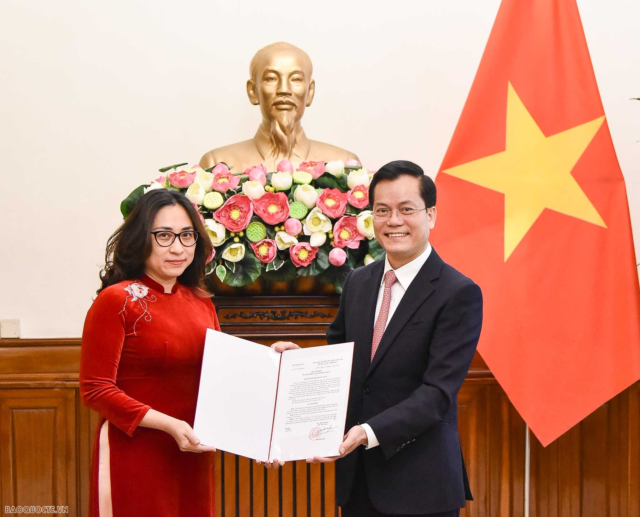 Thứ trưởng Ngoại giao Hà Kim Ngọc trao quyết định bổ nhiệm có thời hạn bà Luyện Minh Hồng, chuyên viên chính 3/8, Tập sự Phó Vụ trưởng, Vụ Hợp tác kinh tế đa phương, giữ chức Phó Vụ trưởng, Vụ Hợp tác kinh tế đa phương. 