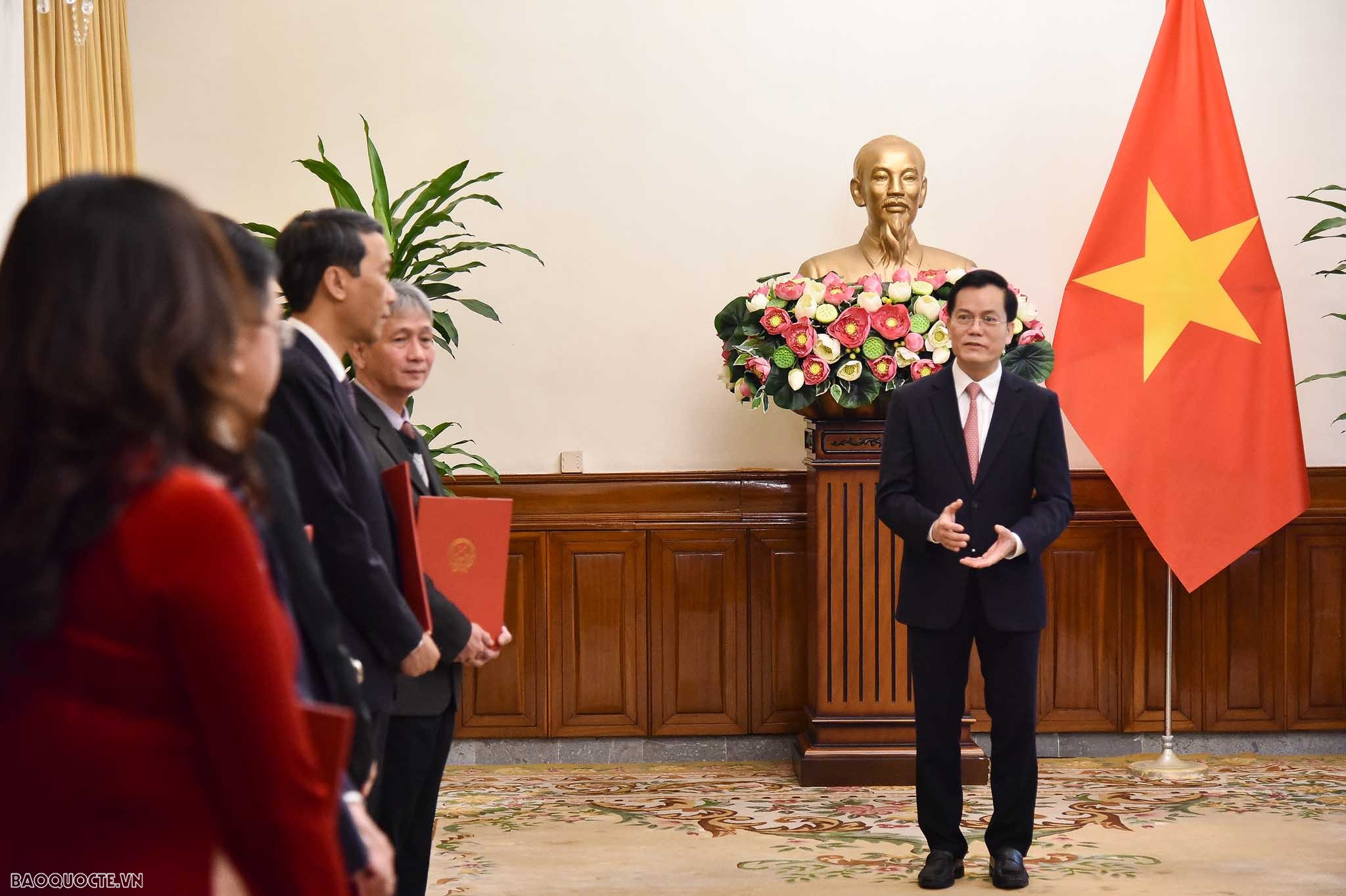 Thứ trưởng Ngoại giao Hà Kim Ngọc chúc mừng các cán bộ vừa nhận nhiệm vụ và trọng trách mới, khẳng định sự tin tưởng của tập thể Lãnh đạo Bộ đối với năng lực, phẩm chất của các cán bộ. 