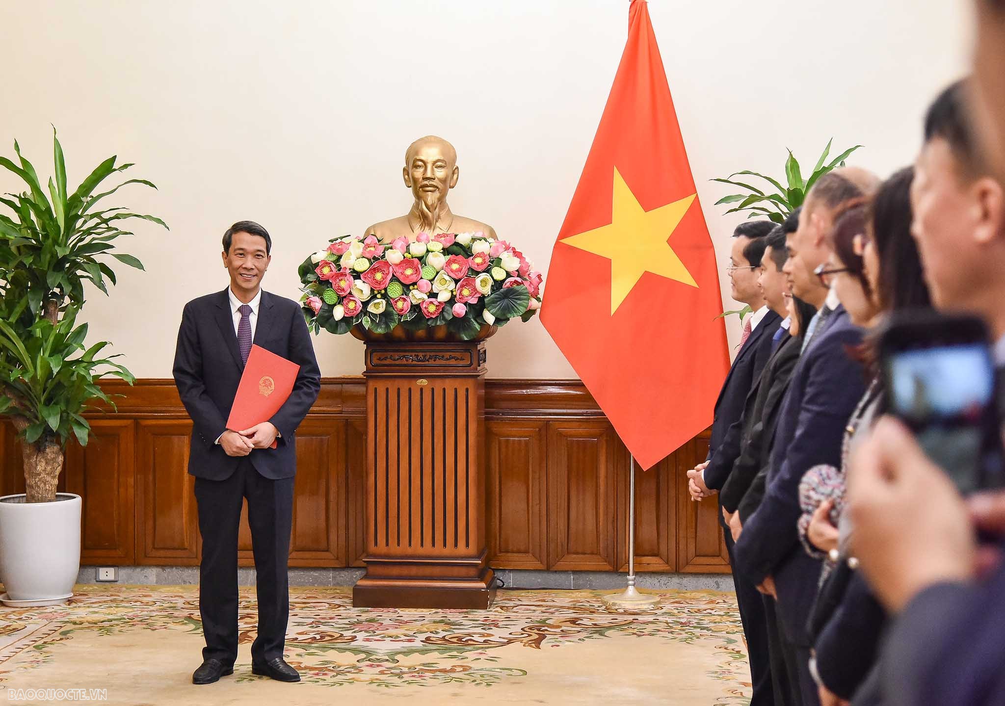 Thay mặt các cán bộ vừa nhận quyết định, ông Nguyễn Trung Hiếu bày tỏ vinh dự khi được tập thể Lãnh đạo Bộ tin tưởng phân công nhiệm vụ mới, khẳng định sẽ cố gắng hết sức mình để hoàn thành tốt công việc được giao, xứng đáng với sự tin tưởng của Lãnh đạo Bộ.