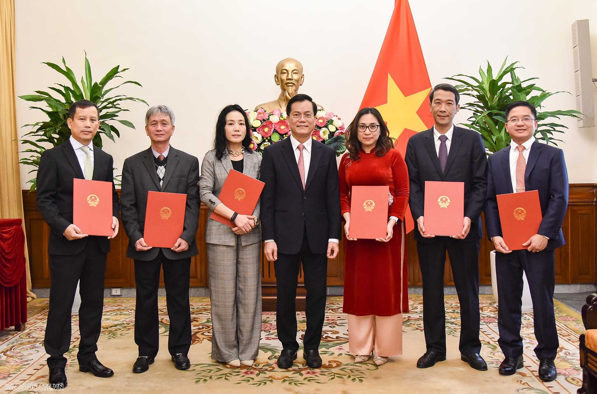 Thứ trưởng Ngoại giao Hà Kim Ngọc trao quyết định tiếp nhận, điều động và bổ nhiệm cán bộ cấp Vụ