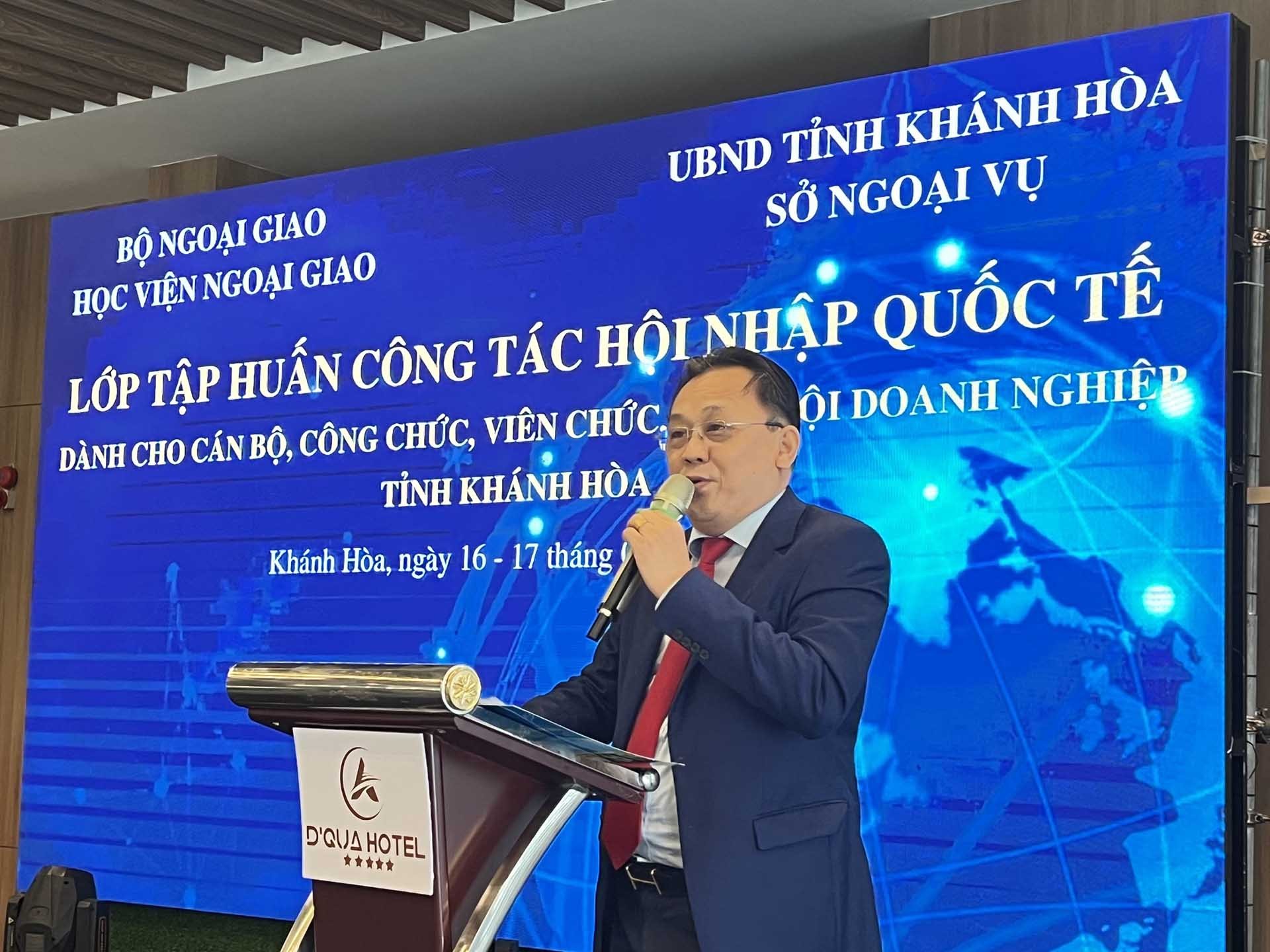 Ông Lê Hữu Hoàng, Phó Chủ tịch Thường trực, Phó Trưởng ban Thường trực Ban chỉ đạo hội nhập quốc tế tỉnh Khánh Hòa phát biểu tại lễ khai giảng.