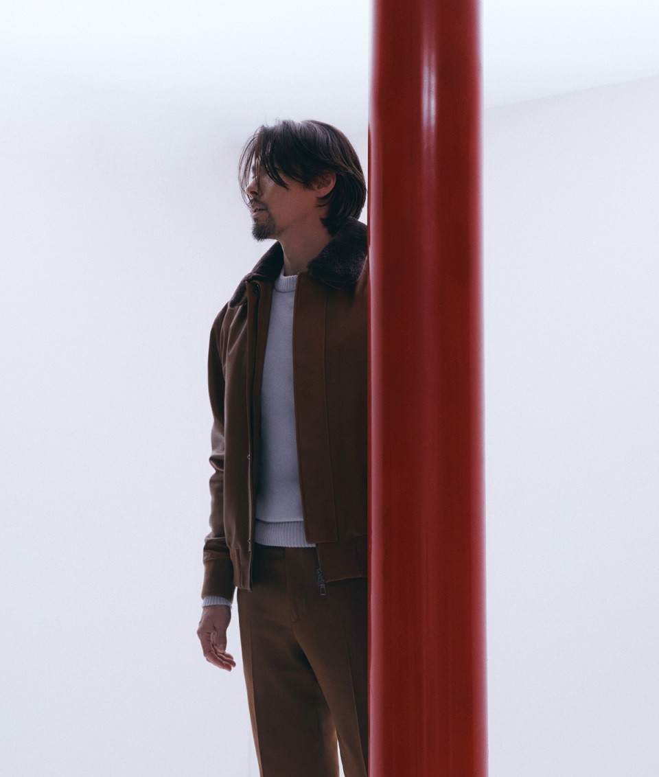 Hyun Bin thay các trang phục đa dạng, thử nhiều phong cách khi xuất hiện trên tạp chí. Đóng liên tiếp hai bộ phim trong năm 2022, anh nói các vai diễn là lý do khiến diện mạo anh trở nên bụi bặm như vậy.