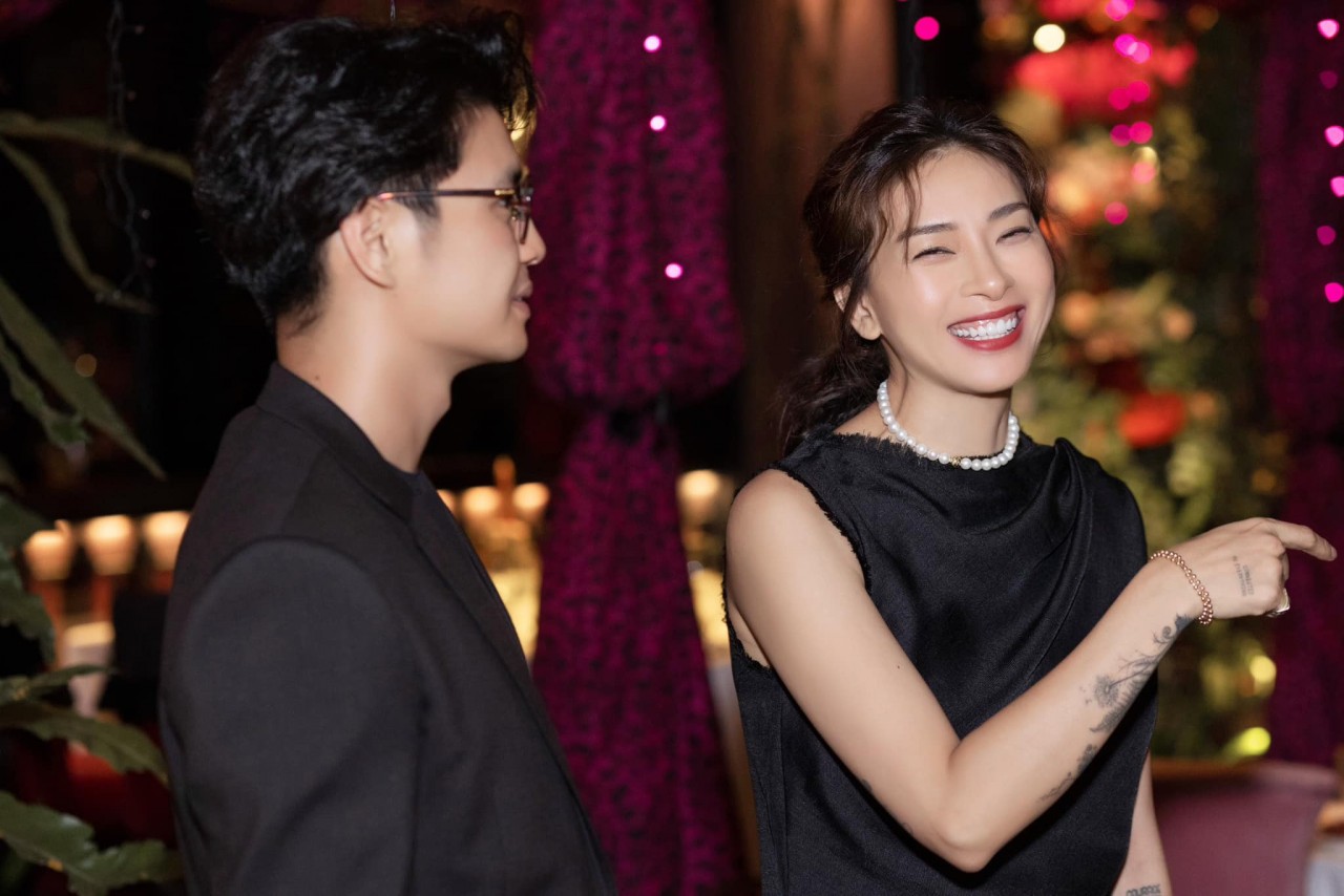 Sao Việt: Hồng Diễm thảnh thơi uống trà Sao Việt: Hồng Diễm thảnh thơi uống trà