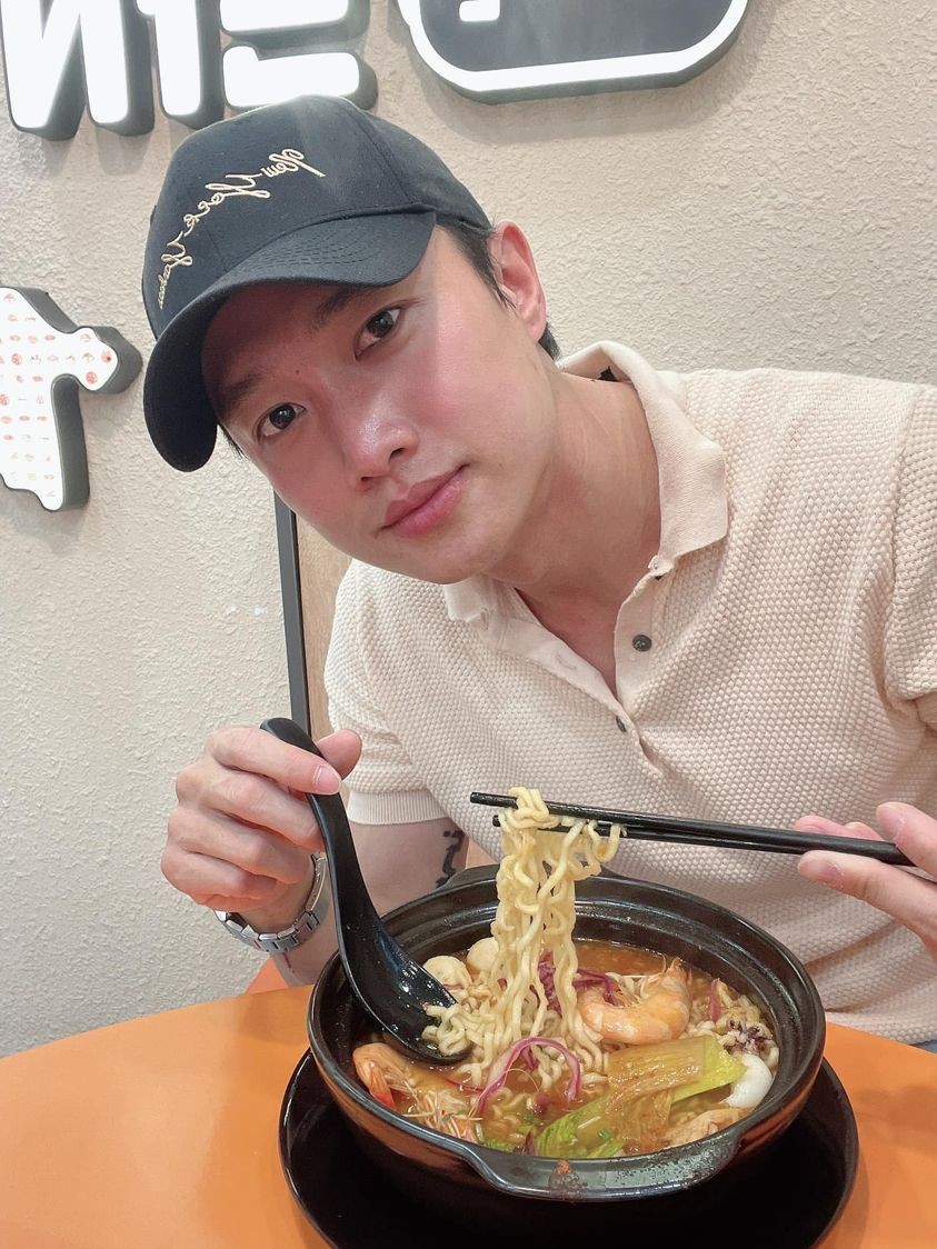 Sao Việt: Hồng Diễm thảnh thơi uống trà Sao Việt: Hồng Diễm thảnh thơi uống trà