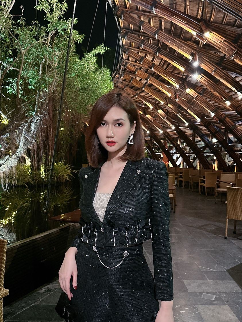 Sao Việt: Hồng Diễm thảnh thơi uống trà Sao Việt: Hồng Diễm thảnh thơi uống trà