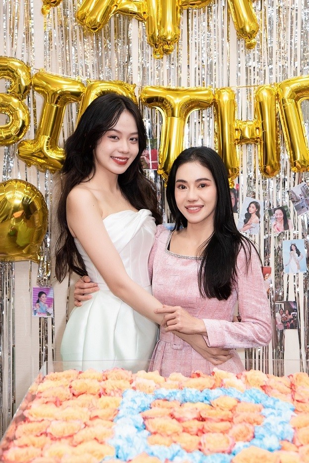 Hoa hậu Thùy Tiên đáng yêu trong sinh nhật bà Phạm Kim Dung