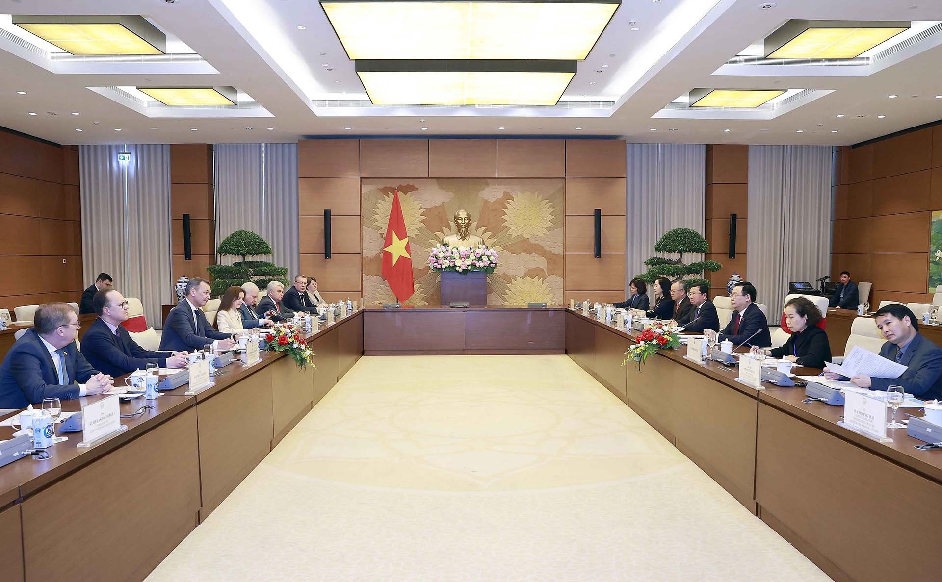 Chủ tịch Quốc hội Vương Đình Huệ tiếp Phó Chủ tịch thứ nhất Hội đồng Liên bang Nga