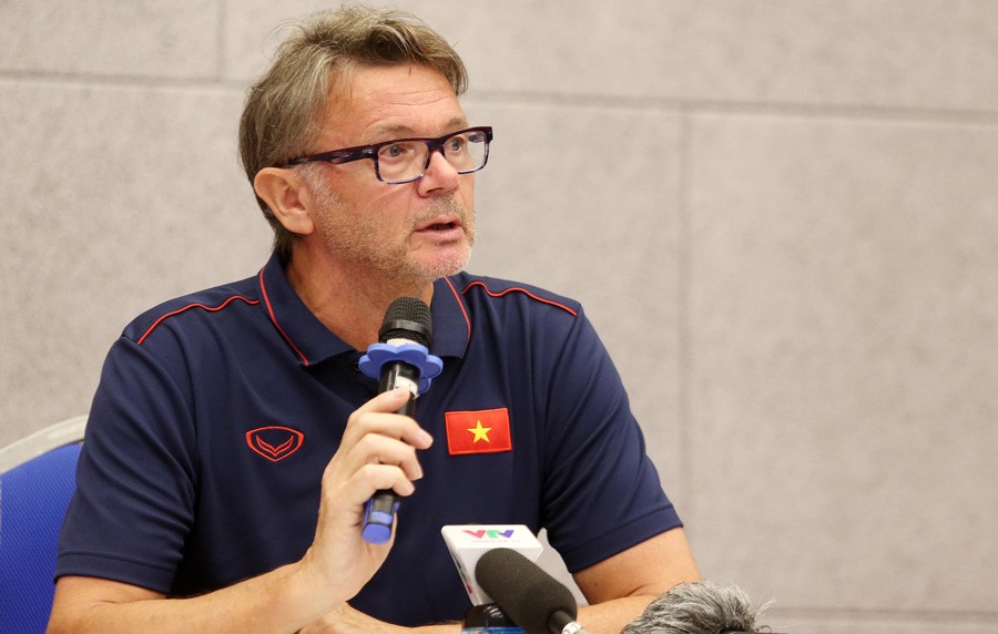 Câu chuyện về tính kỷ luật trong phong cách làm việc của HLV Philippe Troussier