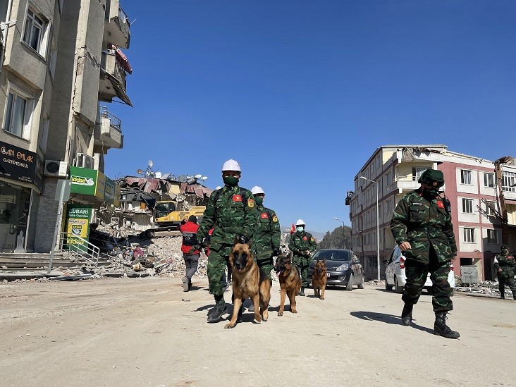 Động đất Thổ Nhĩ Kỳ: Lực lượng cứu hộ QĐND Việt Nam tìm kiếm được1 thiếu niên 17 tuổi và đưa 14 thi thể ra ngoài. Dự kiến Đoàn về Việt Nam ngày 19/2