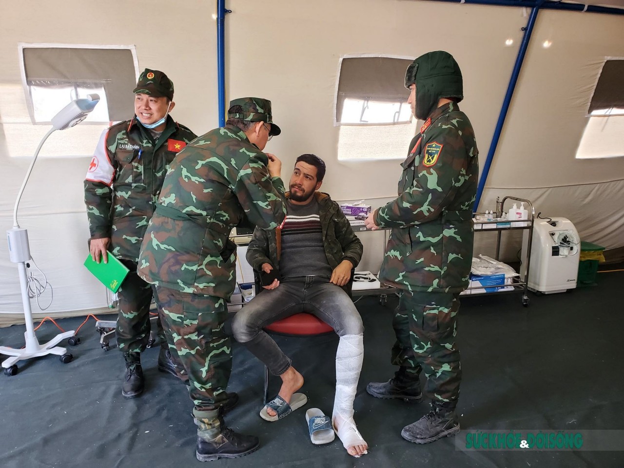 Bác sĩ quân y Việt Nam kịp thời cấp cứu cho người dân Thổ Nhĩ Kỳ bị gãy xương cổ chân