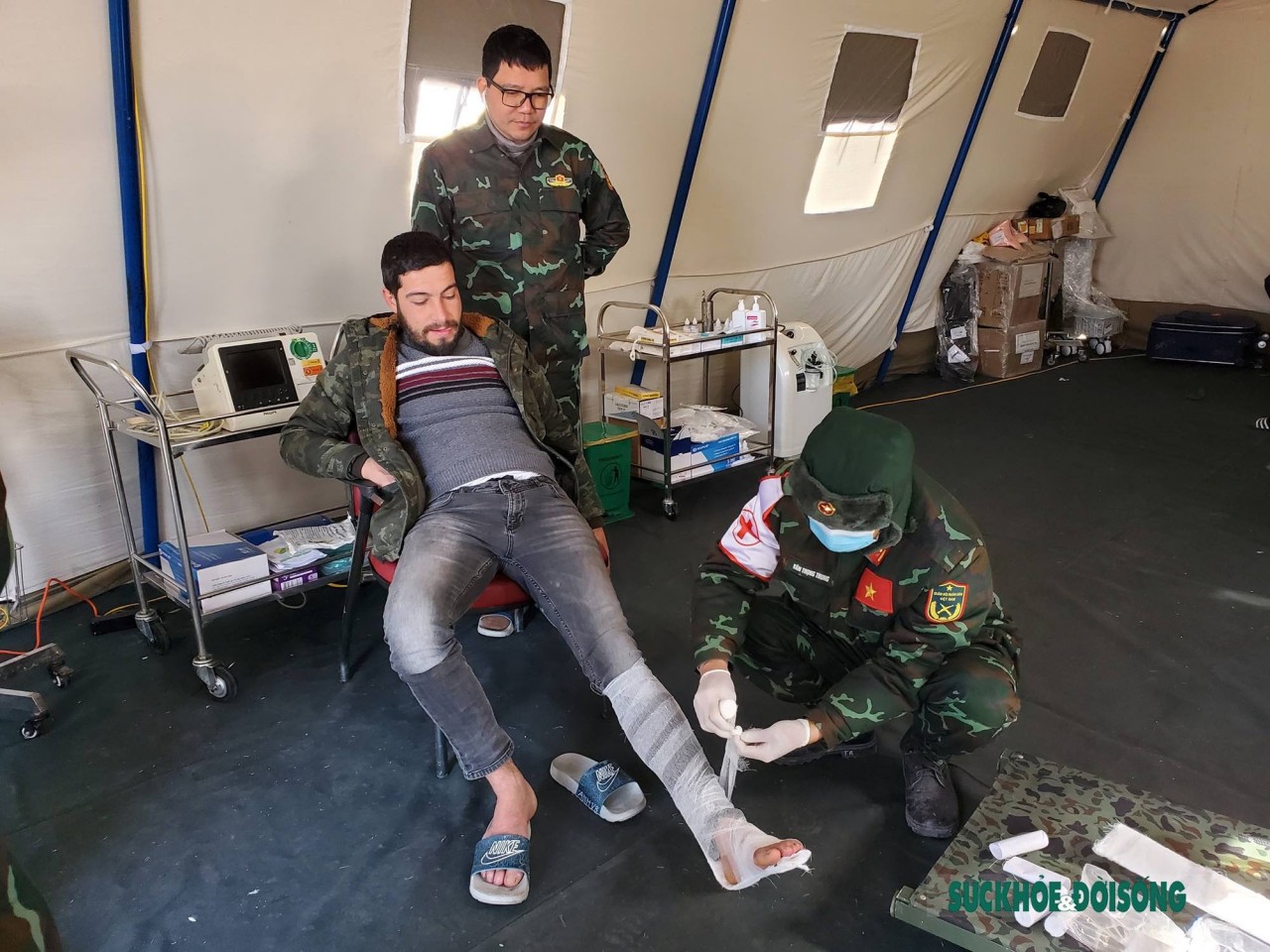 Bác sĩ quân y Việt Nam kịp thời cấp cứu cho người dân Thổ Nhĩ Kỳ bị gãy xương cổ chân