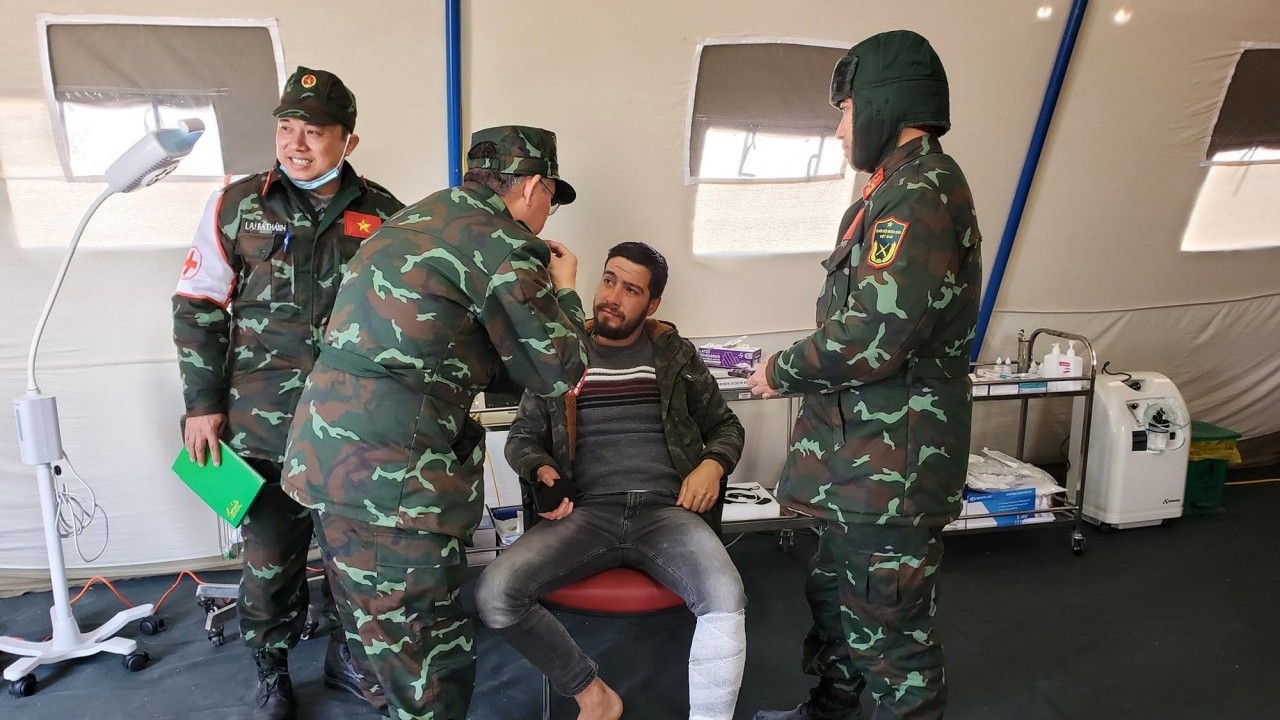 bac si quan y viet nam kip thoi cap cuu cho nguoi dan tho nhi ky bi gay xuong co chan