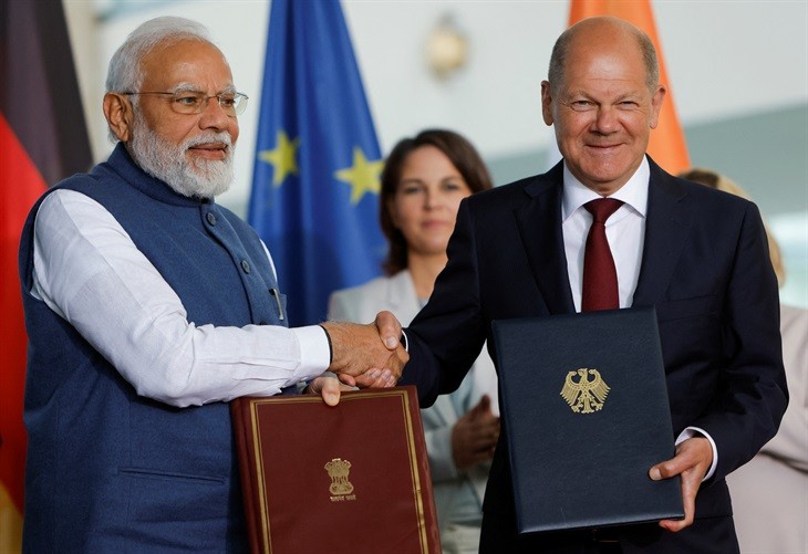 Thủ tướng Đức Olaf Scholz và người đồng cấp Ấn Độ Narendra Modi ký ý định thư về quan hệ đối tác vì phát triển xanh và bền vững, tháng 5/2022. (Nguồn: DW) Thủ tướng Đức Olaf Scholz và người đồng cấp Ấn Độ Narendra Modi ký ý định thư về quan hệ đối tác vì phát triển xanh và bền vững, tháng 5/2022. (Nguồn: DW)