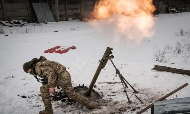 Ảnh ấn tượng tuần (13-19/2): Nga có ưu thế ở Bakhmut, Lễ tình nhân nơi chiến hào Ukraine, Belarus sẵn sàng sản xuất máy bay tấn công cho Moscow