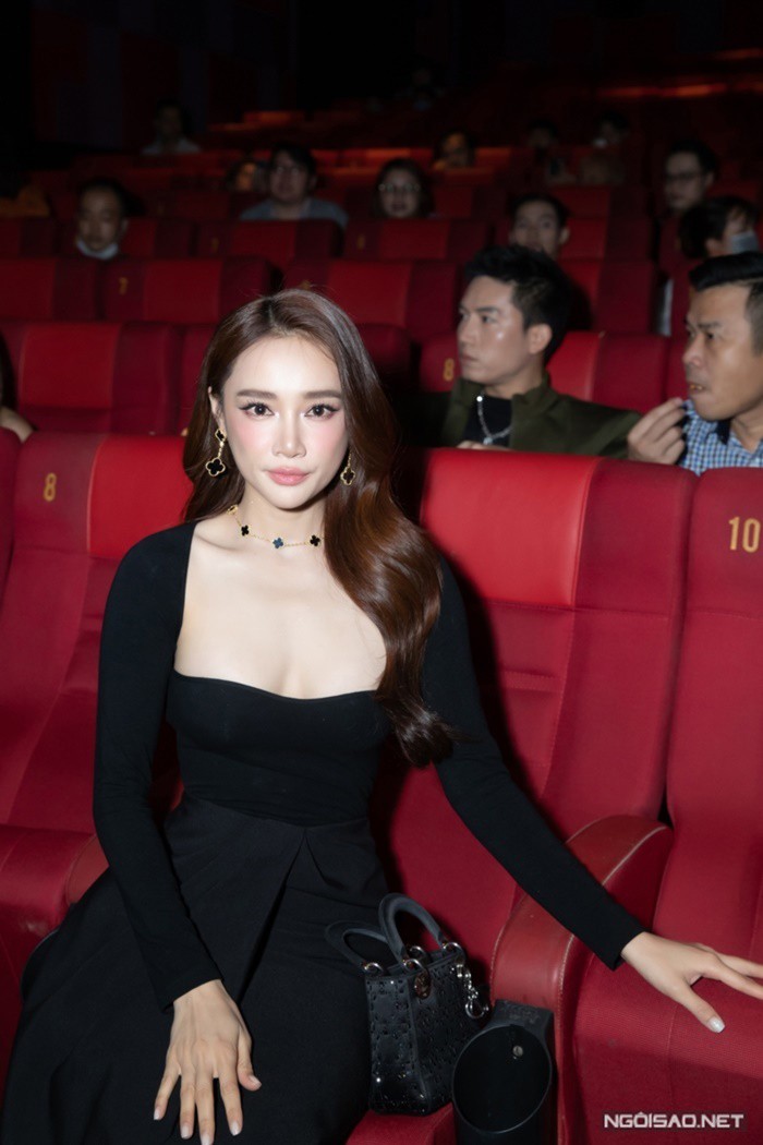 Ngắm diễn viên Nhã Phương sang trọng, thanh lịch với túi xách hàng hiệu